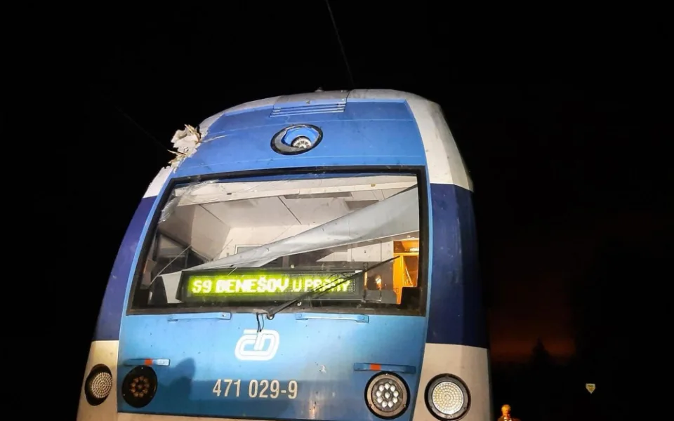 Mezi Prahou a Benešovem nejedou vlaky, jeden narazil do spadlého stromu