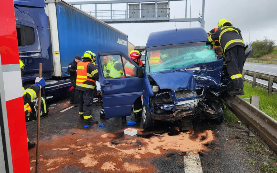 Na Pražském okruhu u Slivence se srazila auta, u nehody přistál vrtulník