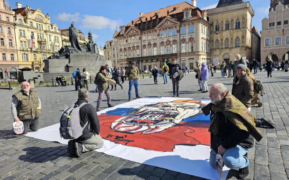 Asi sto lidí vidělo na Staroměstském náměstí v Praze scénku na podporu Ukrajiny