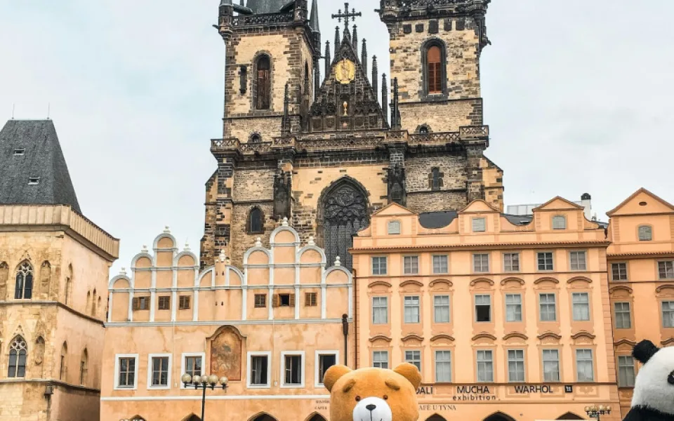 Praha 1 chce zakázat turistům kostýmy plameňáků či pánských přirození