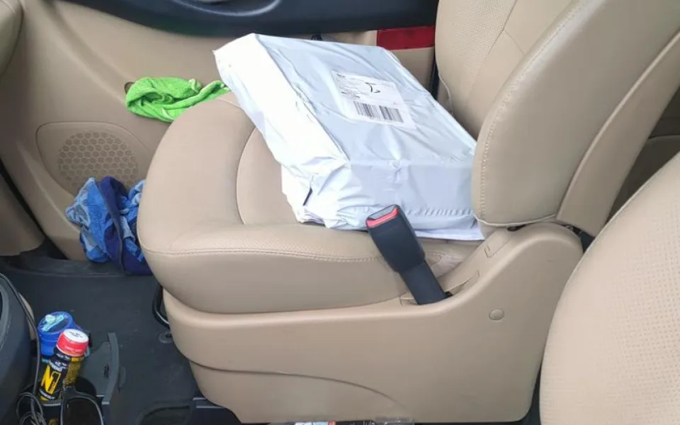 Muži došla trpělivost s opožděným kurýrem, ukradl mu vlastní balík