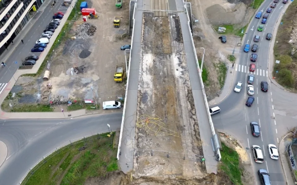 Dělníci pokračují s demolicí Libeňského mostu, je kvůli tomu omezena doprava