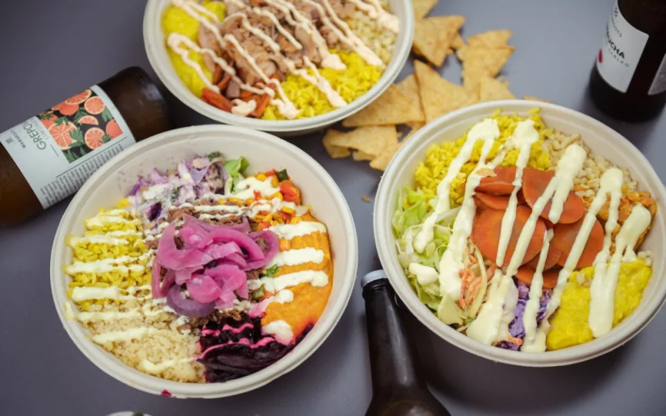 Bistro Kaliforňan přináší do Prahy nový koncept fastfoodu. Barevné misky plné kvalitních surovin namíchané podle vlastní chuti