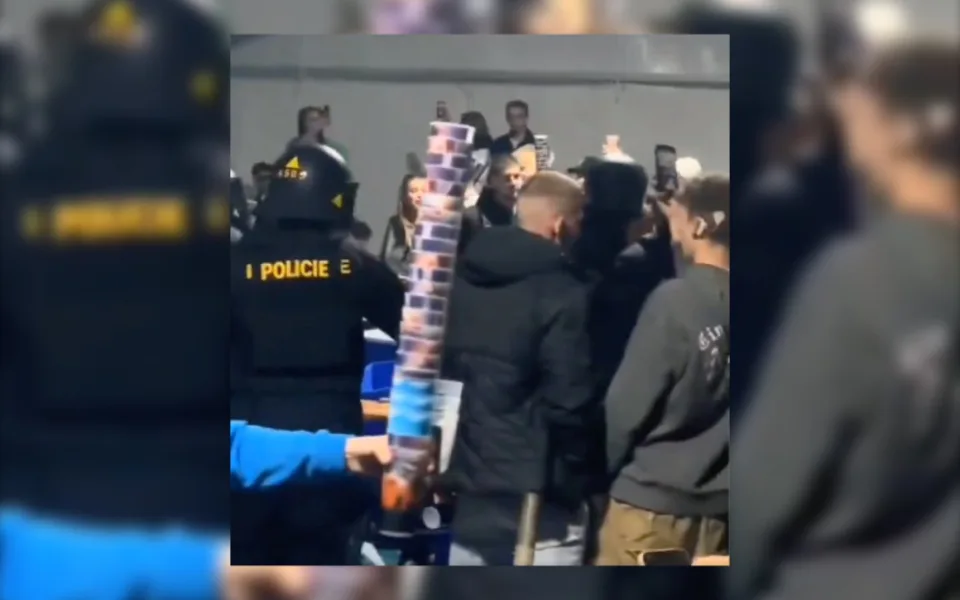 Po skončení Majálesu proto některým návštěvníkům zasáhla policie.