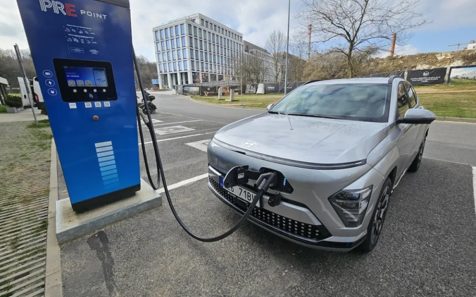 Zájem o veřejné dobíjení elektromobilů stále roste