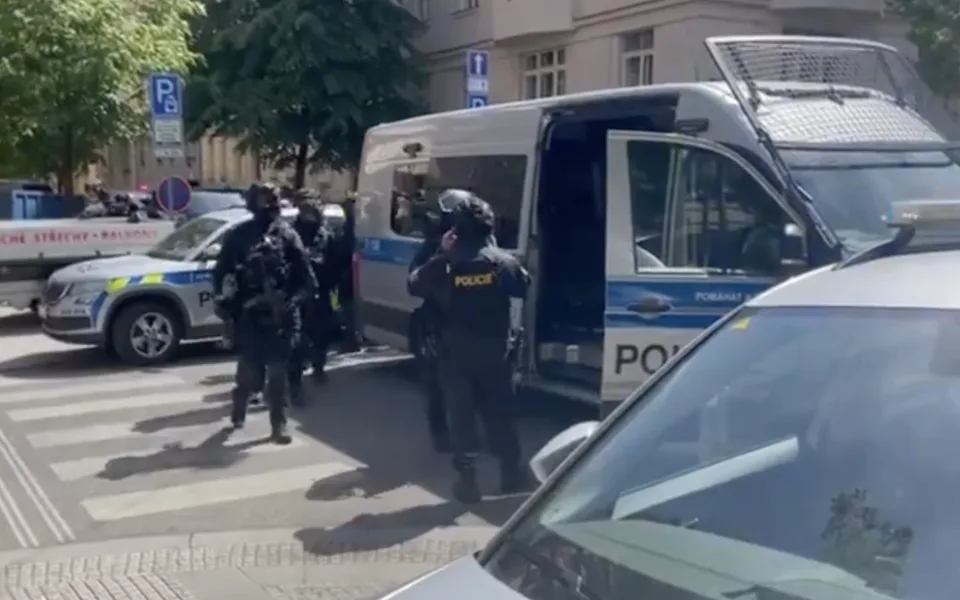 Policisté ulici uzavřeli.
