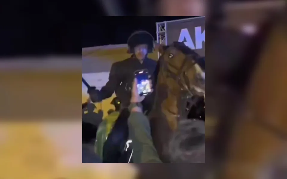 Policista udeřil muže obuškem.