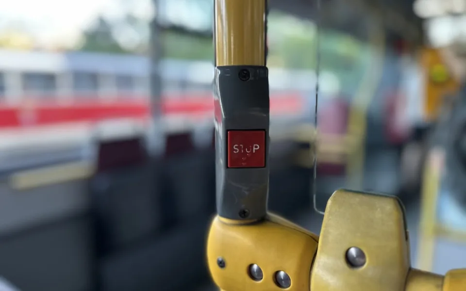 ANKETA: Měly by být všechny zastávky autobusů v Praze na znamení?