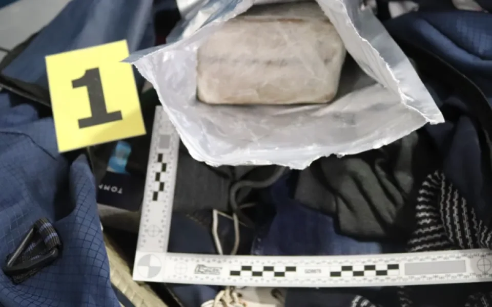 Policie zadržela na pražském letišti muže s téměř pěti kilo kokainu v tašce