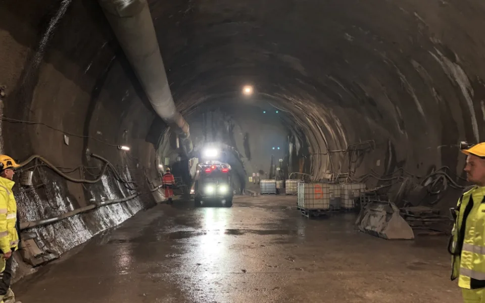 Dělníkům na stavbě metra D zbývá prorazit tunel mezi linkami D a C