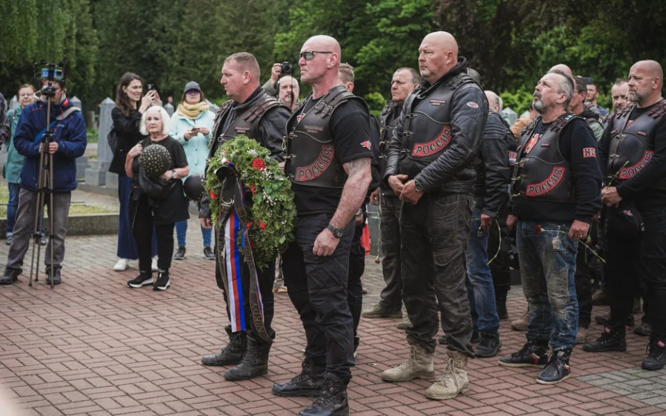 FOTOGALERIE: Vztyčené prostředníčky, karafiáty a ruské vlajky. Podívejte se, jak vypadala návštěva Nočních vlků na Olšanských hřbitovech