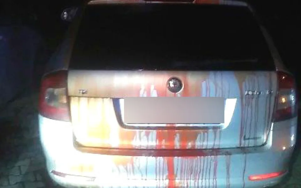 Kdo prasečí hlavu na auto položil teď zjišťuje státní policie.