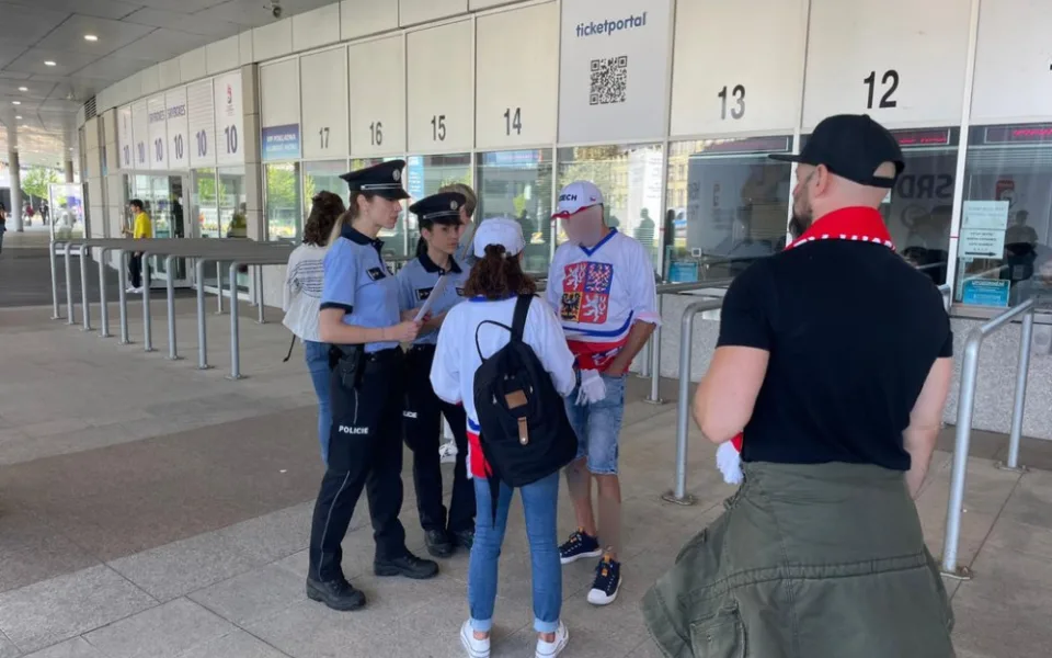 S podvedenými lidmi řeší policie před stadionem podání trestního oznámení.