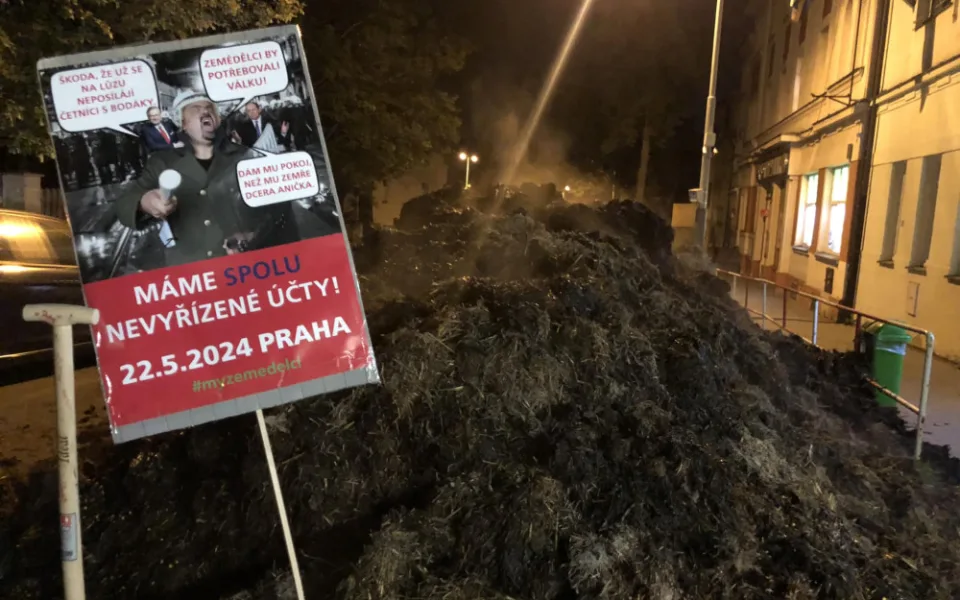 Novotnému před řeporyjský úřad vysypali hnůj. Máme spolu nevyřízené účty, hlásá cedule
