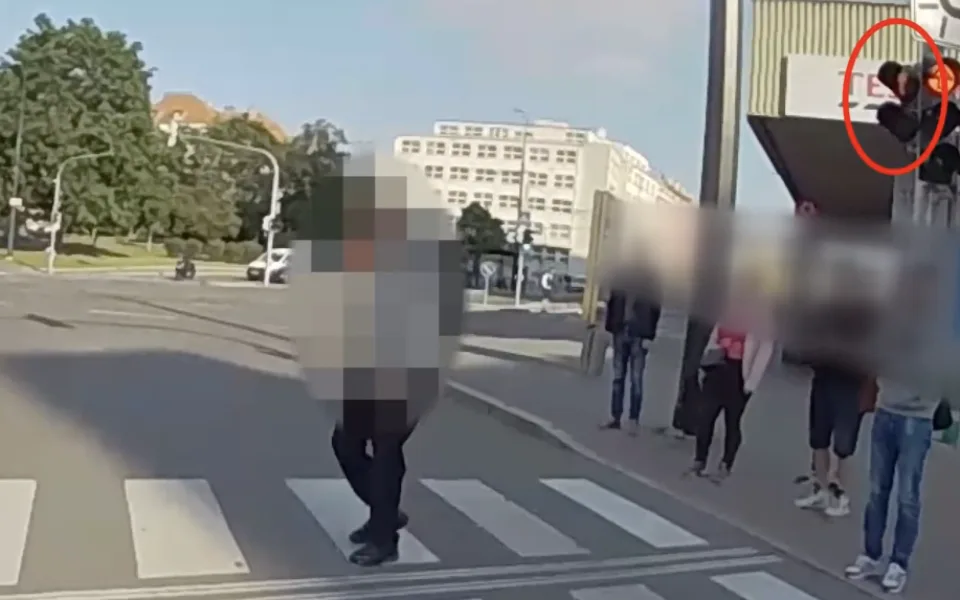 Strážník upozornil seniora, že jde na červenou. Jdi do p*dele, uslyšel
