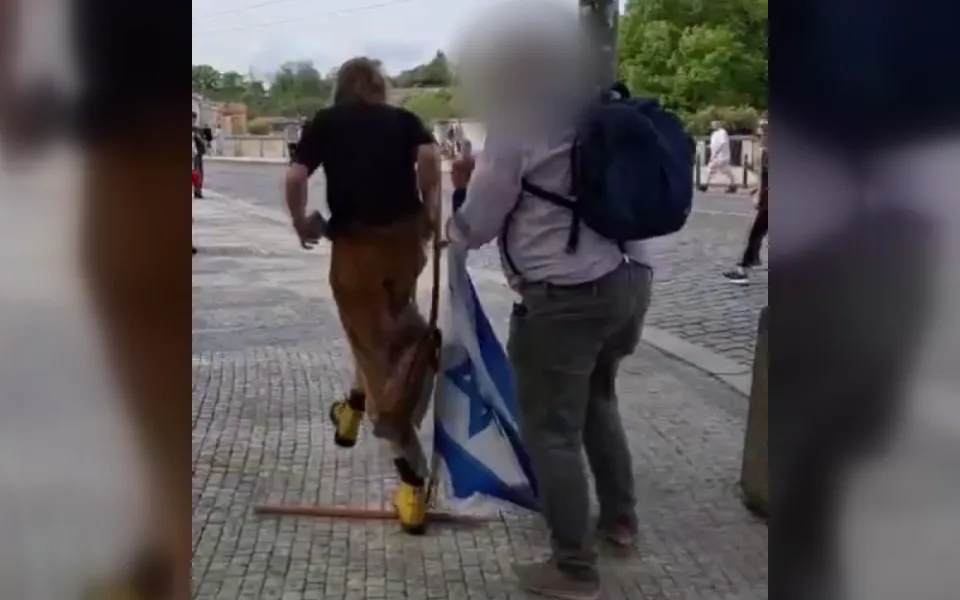 Výtržník zlomil muži izraelskou vlajku. Může za to do vězení až na dva roky
