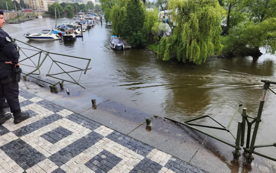 Do Vltavy sjelo z nábřeží auto, musí ho vytáhnout hasiči