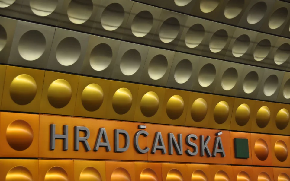 Radnice Prahy 6 požaduje, aby rekonstrukce Hradčanské zajistila i bezbariérovost stanice