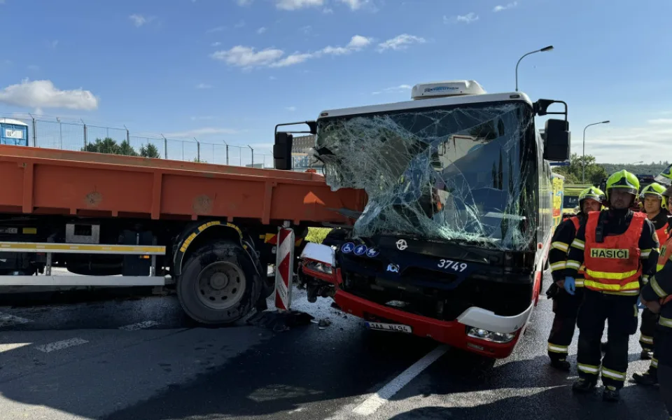 Střet autobusu s nákladním automobilem v Praze. Na místě je dvanáct zraněných.