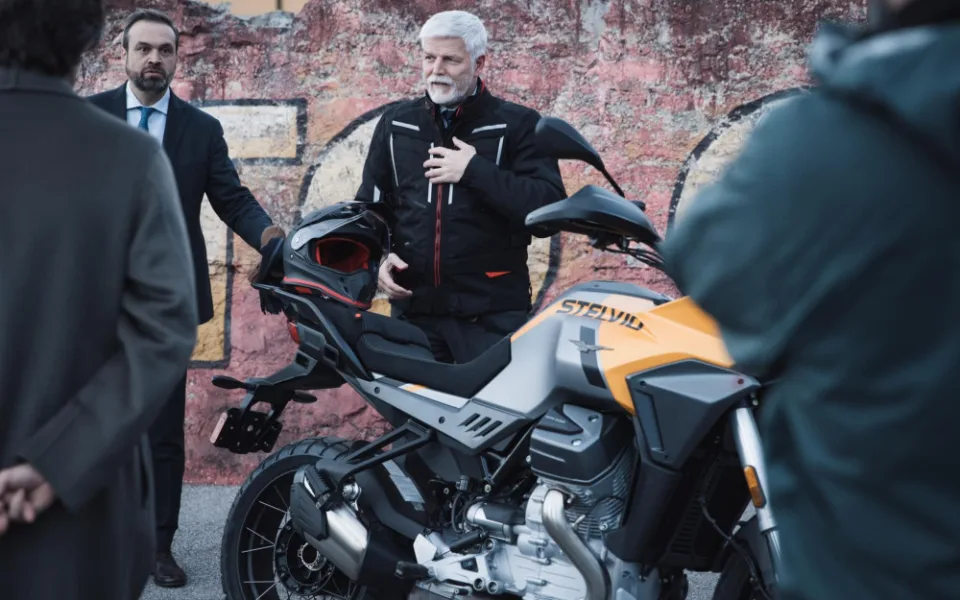 Prezident Pavel se zranil při jízdě na motorce, je v nemocnici