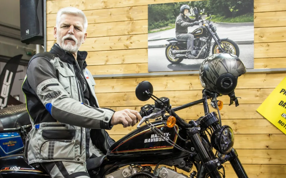 Prezidenta Pavla propustili z nemocnice, zranění z jízdy na motorce doléčí doma