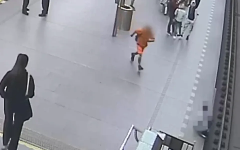 Neznámý muž pohotovou reakcí zachránil život ženě chystající se skočit pod metro