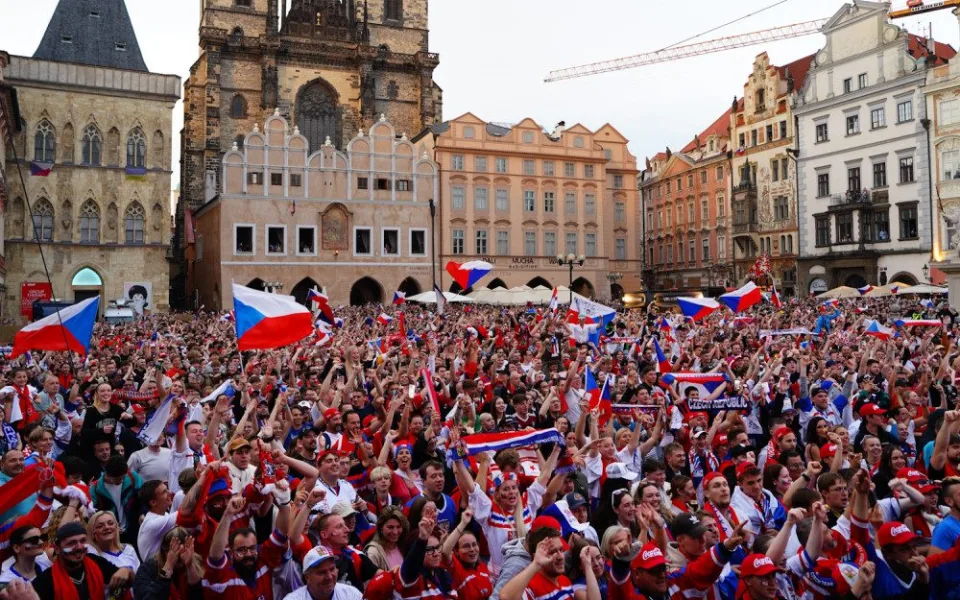 VIDEO: Na Staroměstském náměstí fandí českým hokejistům tisíce lidí. Záchranáři raději přistavili speciál Fénix