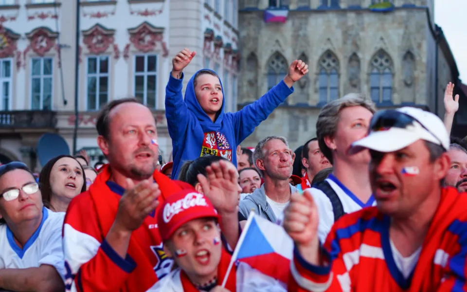 FOTOGALERIE: Euforie i kolapsy. Podívejte, jak se včera fandilo na Staroměstském náměstí