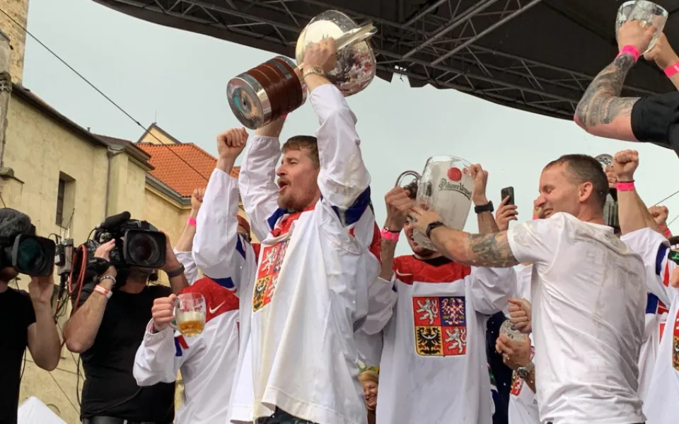 FOTOGALERIE: Pivní sprcha, šampaňské v poháru. Zlatí hoši řádili na Staroměstském náměstí