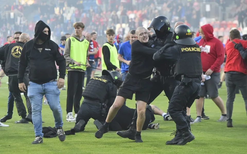 Někteří fanoušci napadali na hřišti i policejní těžkooděnce