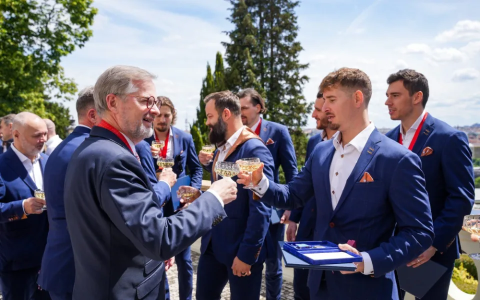 Premiér dal hokejistům pamětní medaili Karla Kramáře.