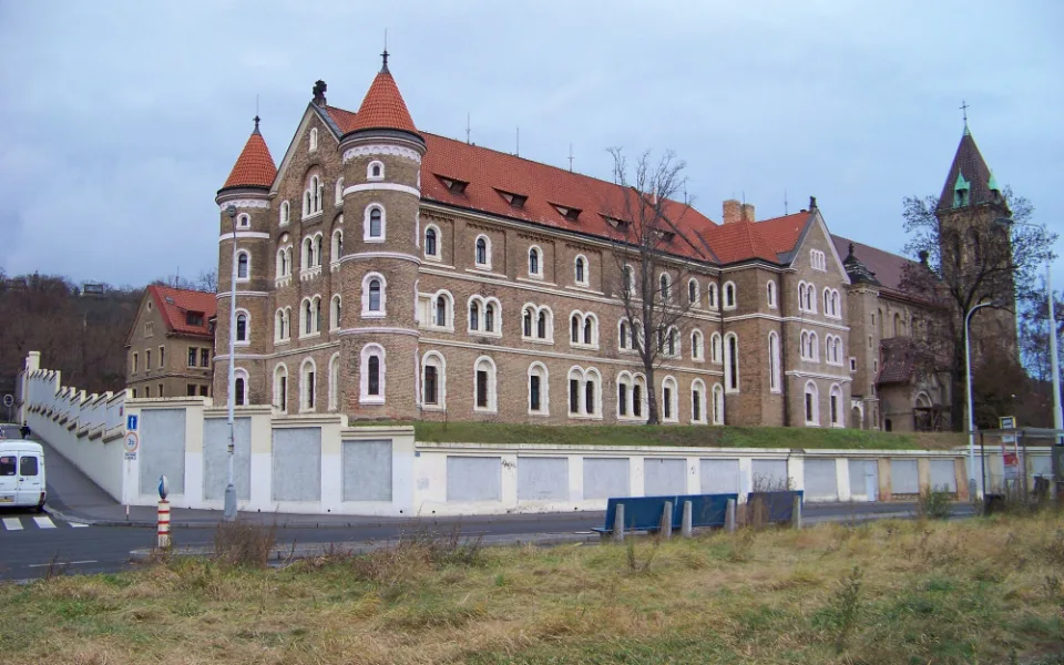 Klášter svatého Gabriela v Holečkově ulici.