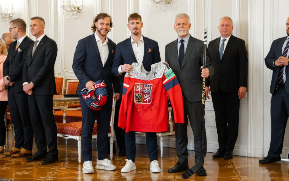 Prezident Pavel přijal na Pražském hradě zlaté hokejisty, dostal medaili, dres a hokejku