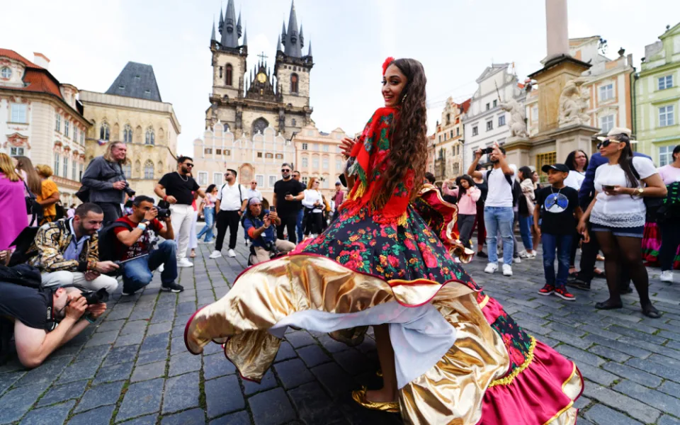 FOTOGALERIE: Prahou prošli v rámci festivalu Khamoro romští hudebníci a tanečnice
