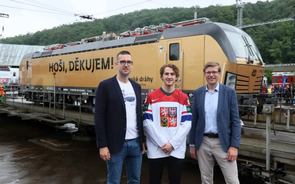 Hoši, děkujem! Na počest vítězných hokejistů vyjela v Praze do provozu zlatá lokomotiva