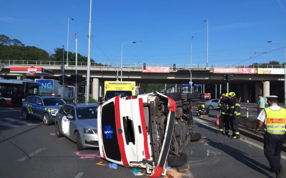 Na Plzeňské ulici havarovala sanitka a tři auta, doprava do centra stojí