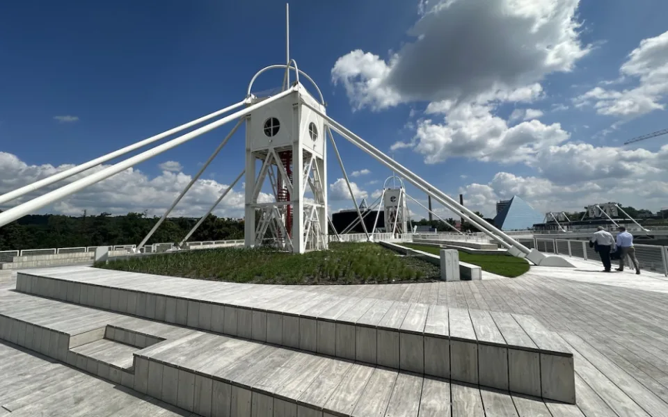 Terasy Křižíkových pavilonů prošly rekonstrukcí. Nápad na kluziště nevyšel
