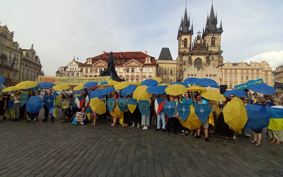 Lidé si přinesli žluté a modré deštníky