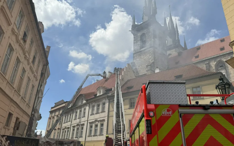 V historickém centru Prahy hoří střecha domu, na místě je pět jednotek hasičů