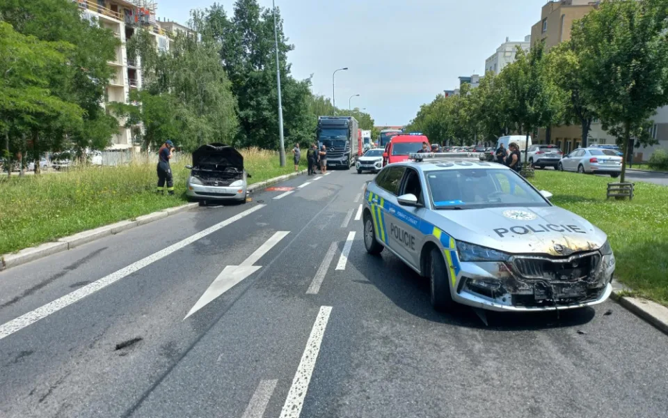 VIDEO: Hořící auto ujíždělo pražskou ulicí. Policisté ho zastavili vlastním vozem