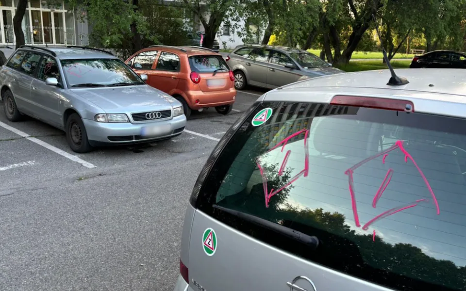 Na auta se muž vybavil růžovou fixou.