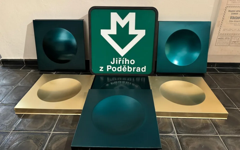 Legendární obklady ze stanice Jiřího z Poděbrad jsou k mání v dražbě. Výtěžek pomůže postiženým