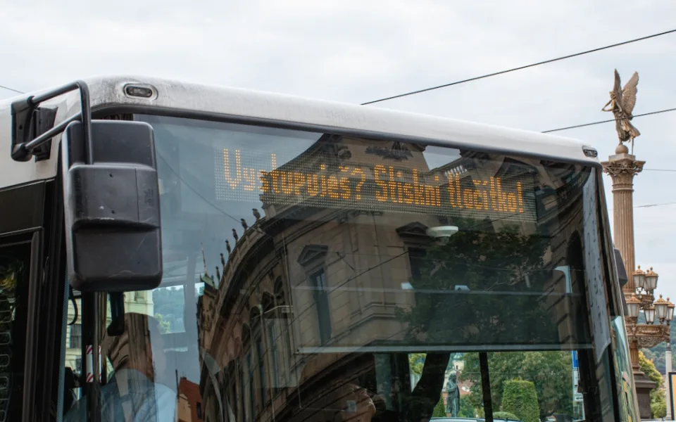 Zvyknout si na zastávky na znamení pomůže cestujícím v Praze i nové hlášení v autobusech