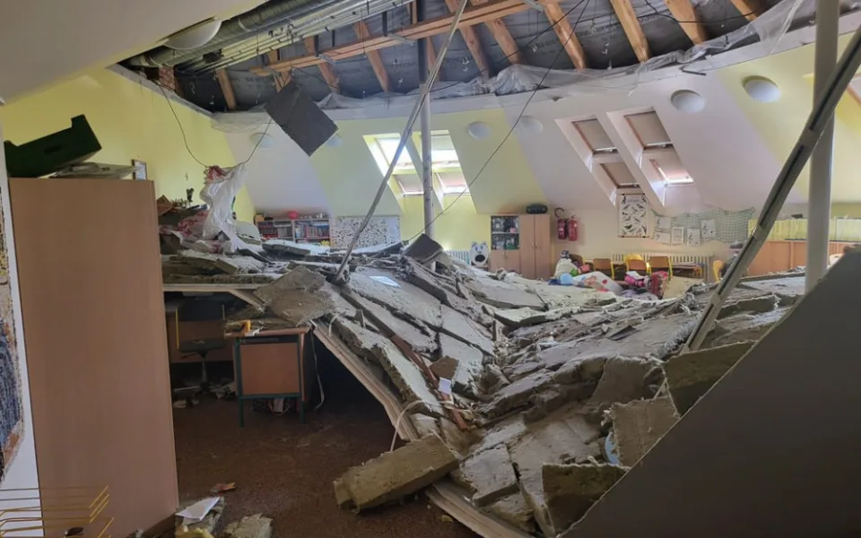 Ve pražské škole spadl strop, děti zachránila učitelka