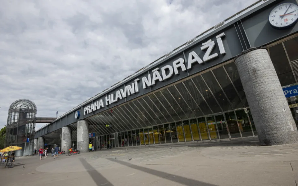 Ve stanici metra Hlavní nádraží spadla omítka, jedno nástupiště zůstává