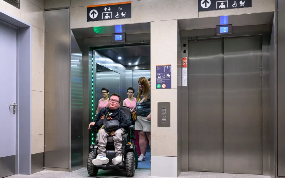 V metru Jiřího z Poděbrad spustili do provozu dva výtahy za půl miliardy