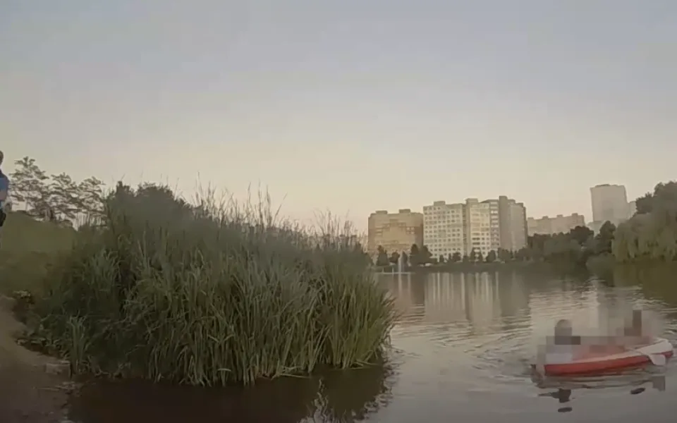 Pytláci se na rybník vydali v nafukovacím člunu