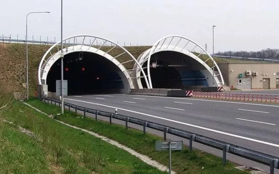 Silničáři vymění povrch na Pražském okruhu u Lochkovského tunelu.