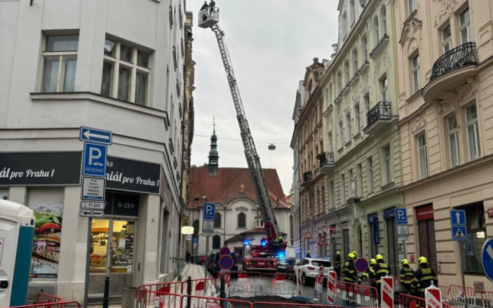 Alláh akbar, vykřikoval může z Prahy, který se v bytě poléval benzínem. Zasáhnout musela policie.