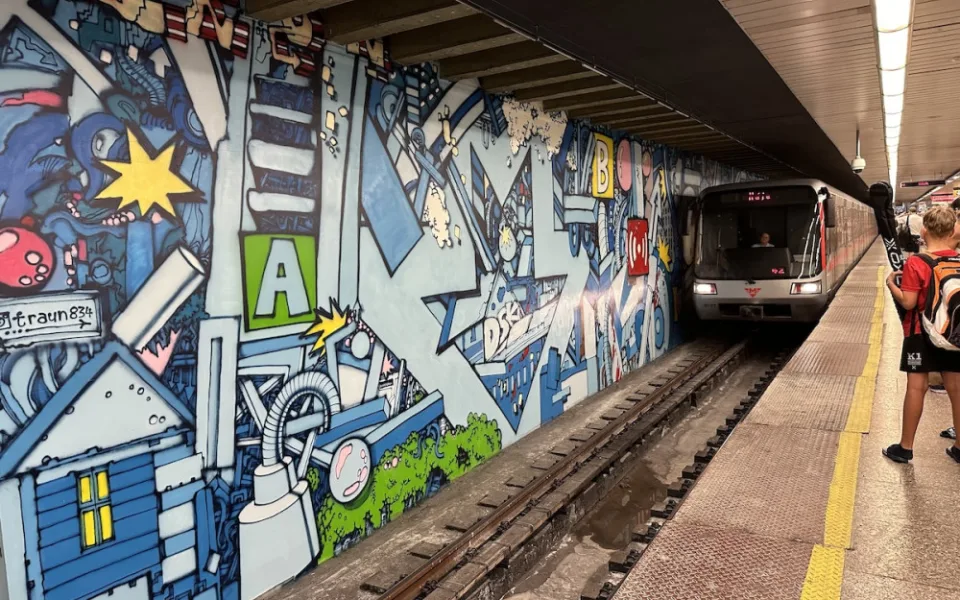Vestibul metra Florenc zdobí dva nové muraly. Umělecká díla vzniknou v dalších pěti stanicích